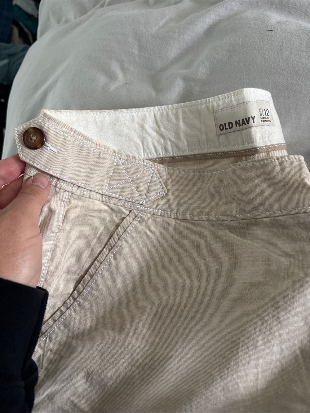 Old Navy Cream Women’s Bermuda Shorts - Picture 3 of 3